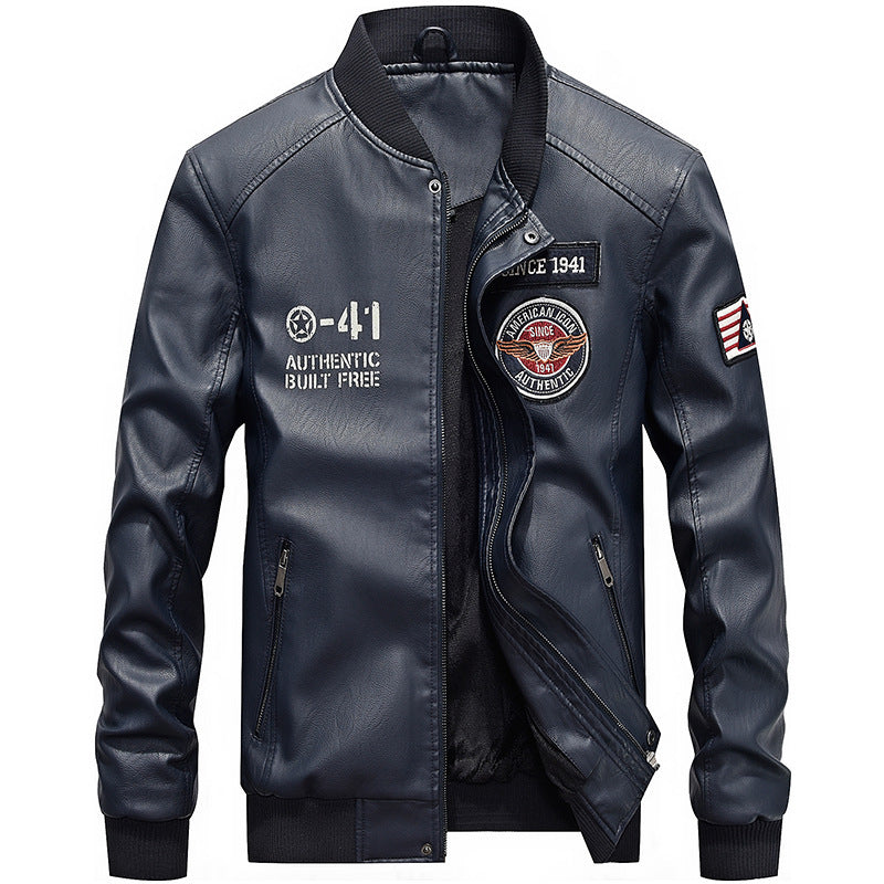 Herr Skinnjacka – Strukturerad Passform – Broderade Patches – Baseballkrage – Dragkedja
