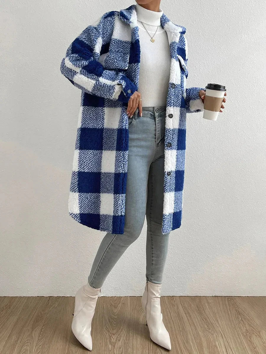 Damkappa – Oversized passform – Rutigt mönster – Mjuk teddytextur – Mellanlång