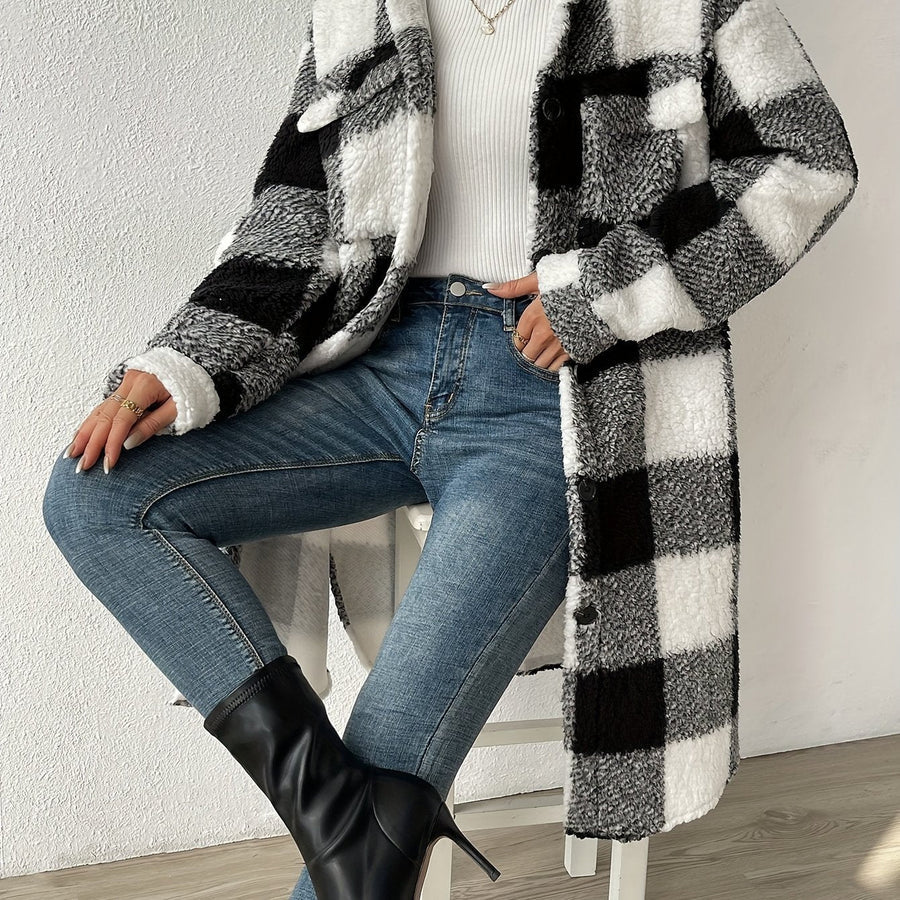 Damkappa – Oversized passform – Rutigt mönster – Mjuk teddytextur – Mellanlång