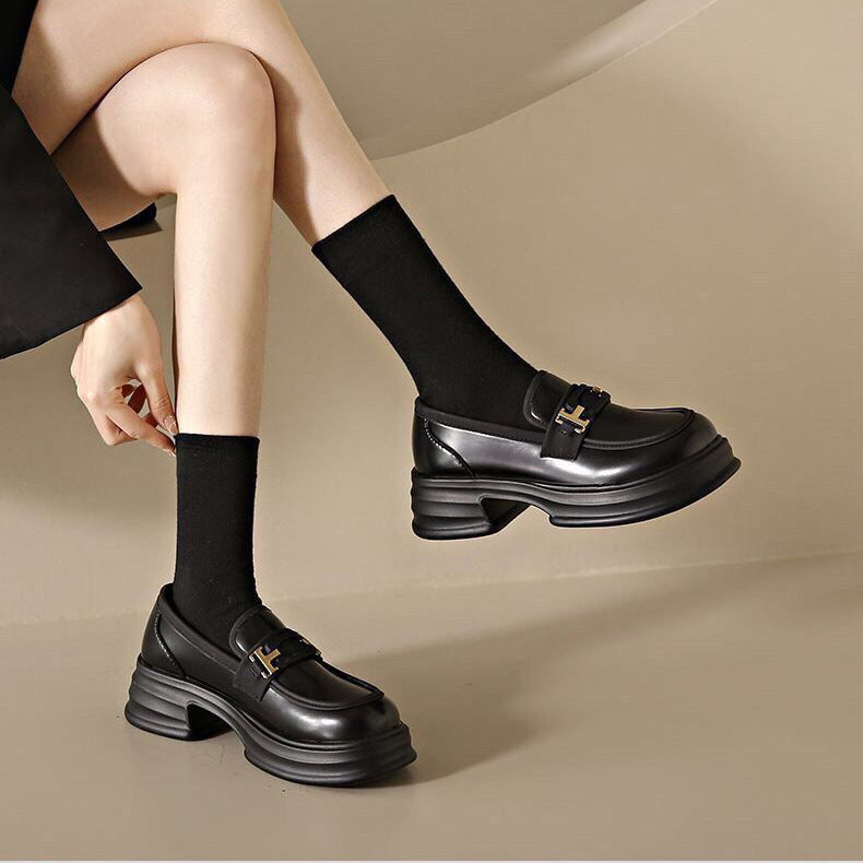 Damskor loafers – chunky sula – slip-on passform – metallrem – slät finish