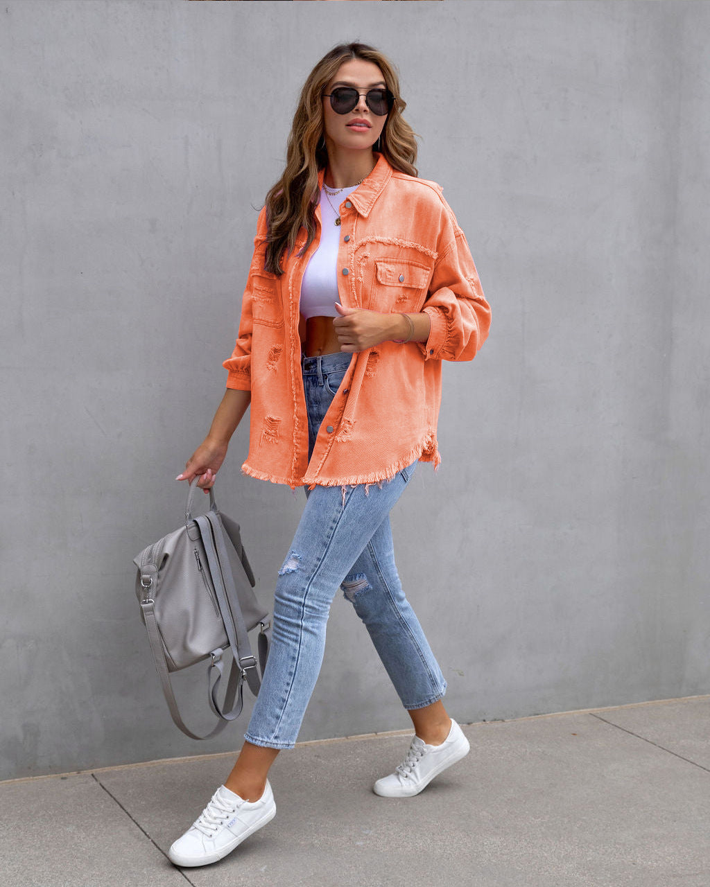 Dam Denimjacka – Oversized Passform – Medellängd – Sliten och Fransig Design