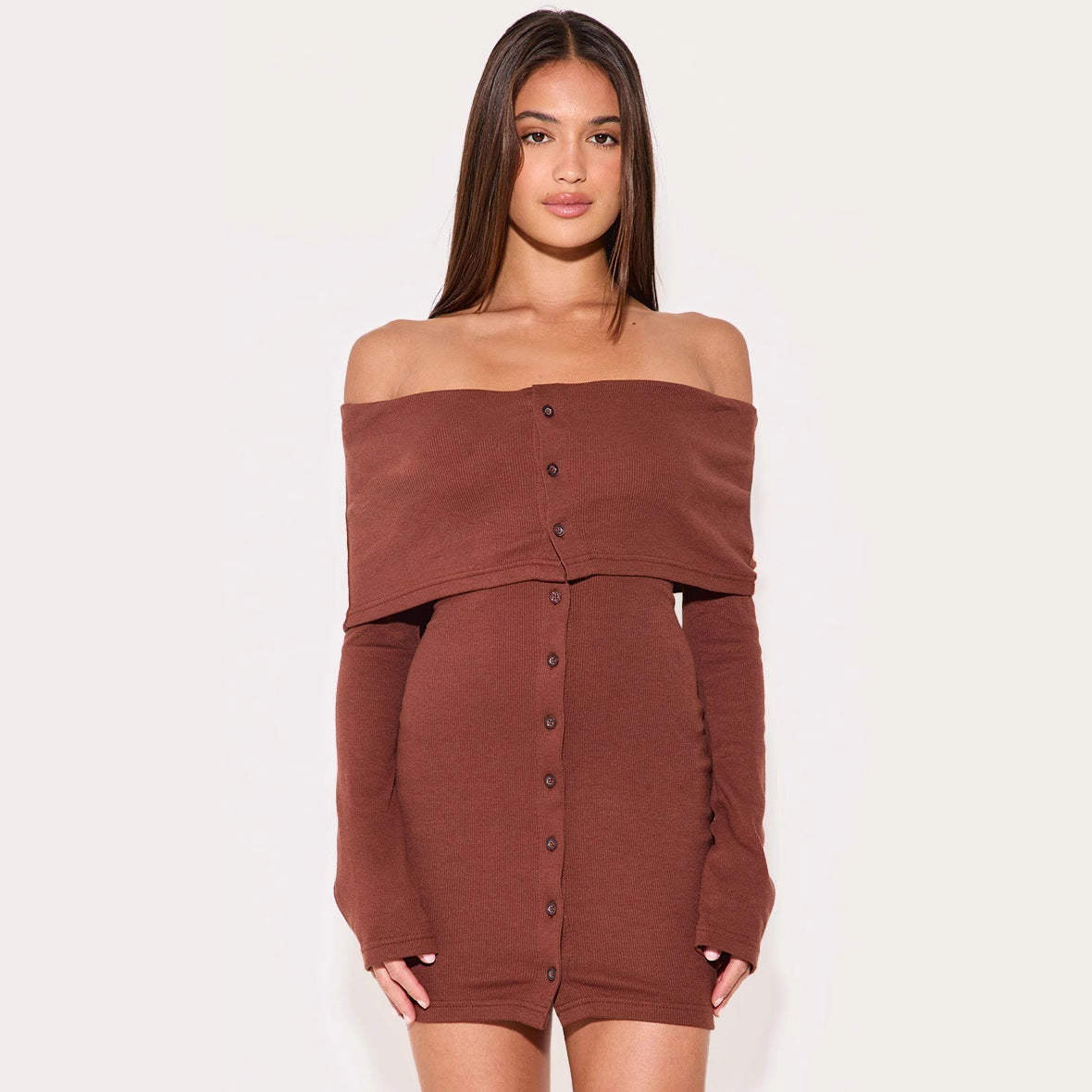 Kjole til dame – Smal passform – Ribbestrikket – Off-shoulder – Minilengde – Lange ermer