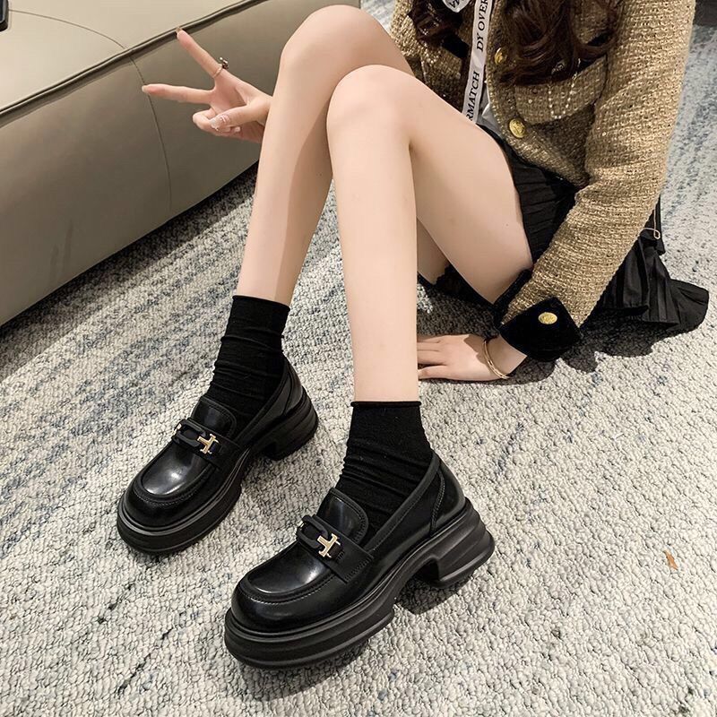 Damskor loafers – chunky sula – slip-on passform – metallrem – slät finish