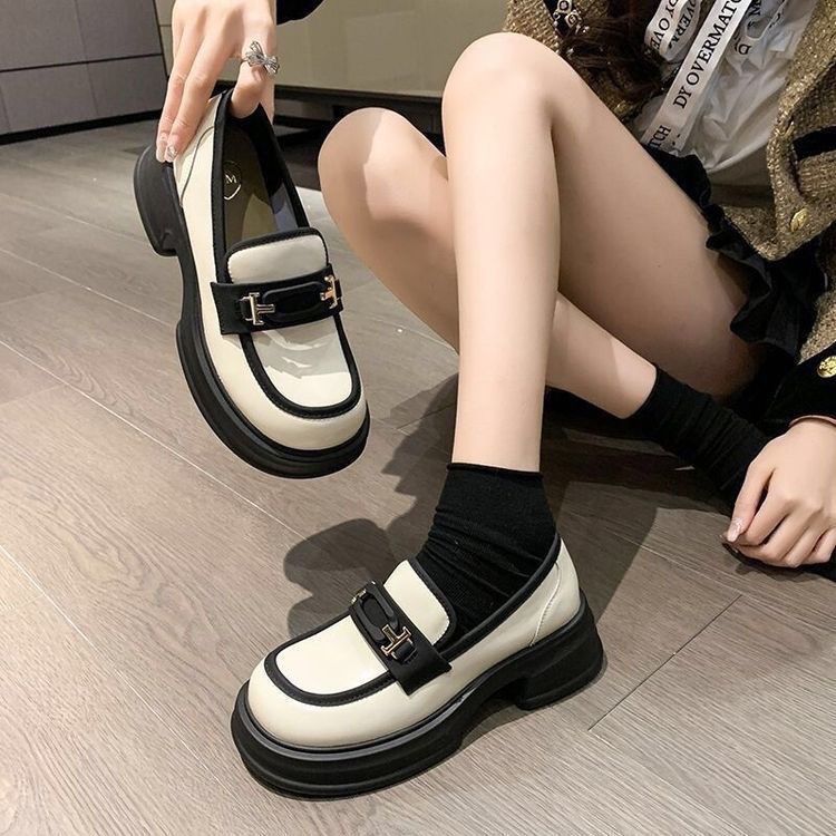 Damskor loafers – chunky sula – slip-on passform – metallrem – slät finish