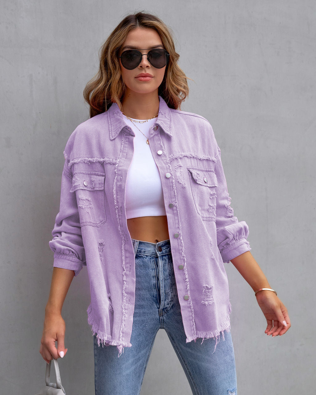 Dam Denimjacka – Oversized Passform – Medellängd – Sliten och Fransig Design