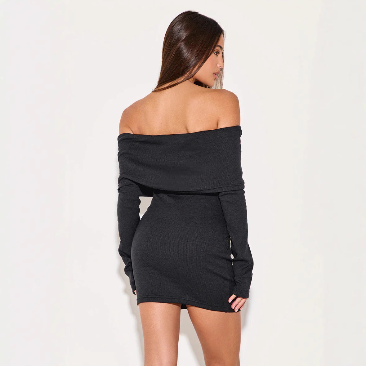 Kjole til dame – Smal passform – Ribbestrikket – Off-shoulder – Minilengde – Lange ermer