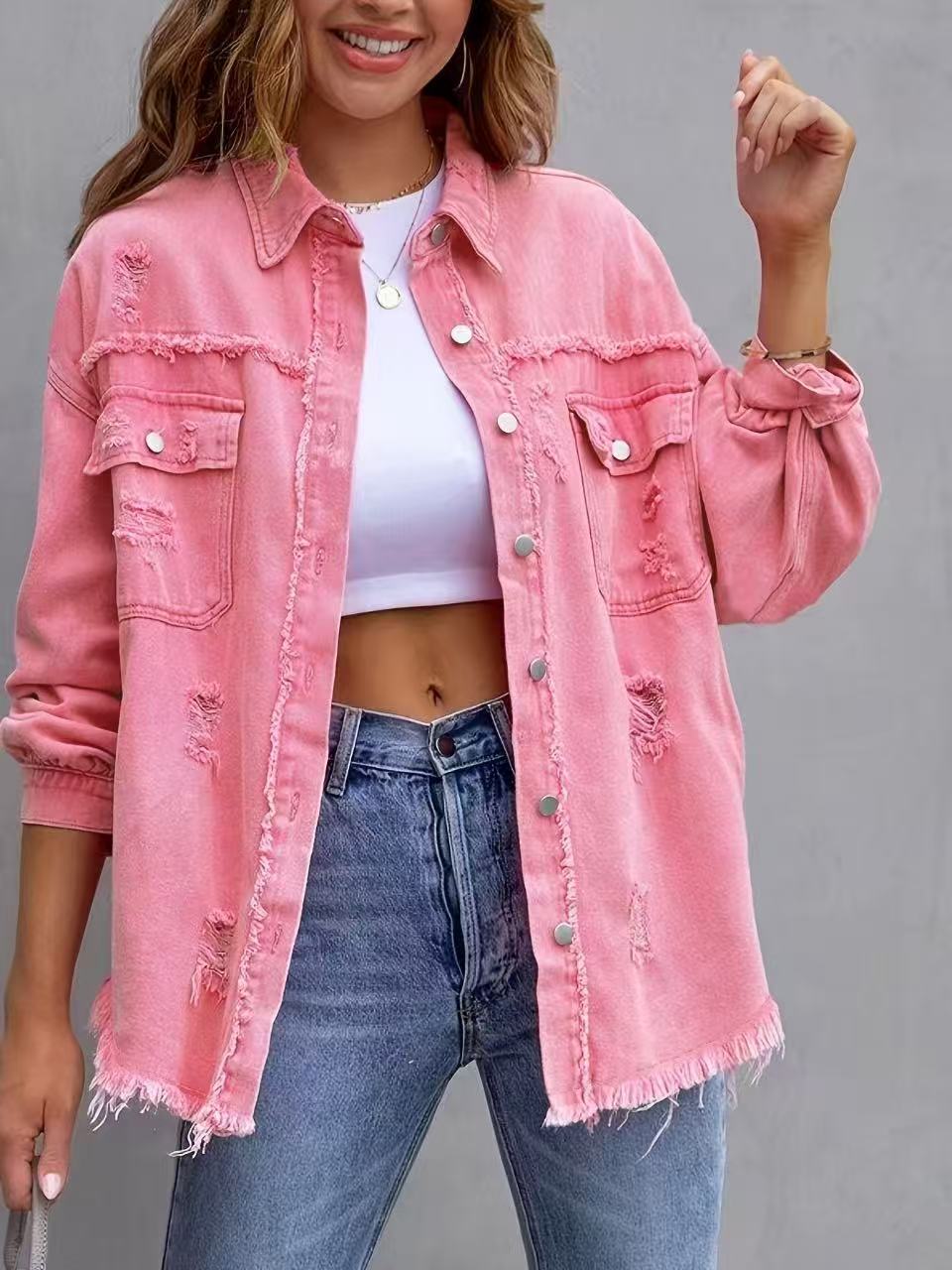 Dam Denimjacka – Oversized Passform – Medellängd – Sliten och Fransig Design