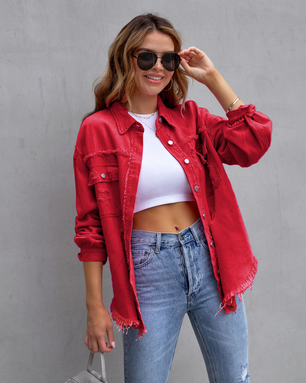 Dam Denimjacka – Oversized Passform – Medellängd – Sliten och Fransig Design