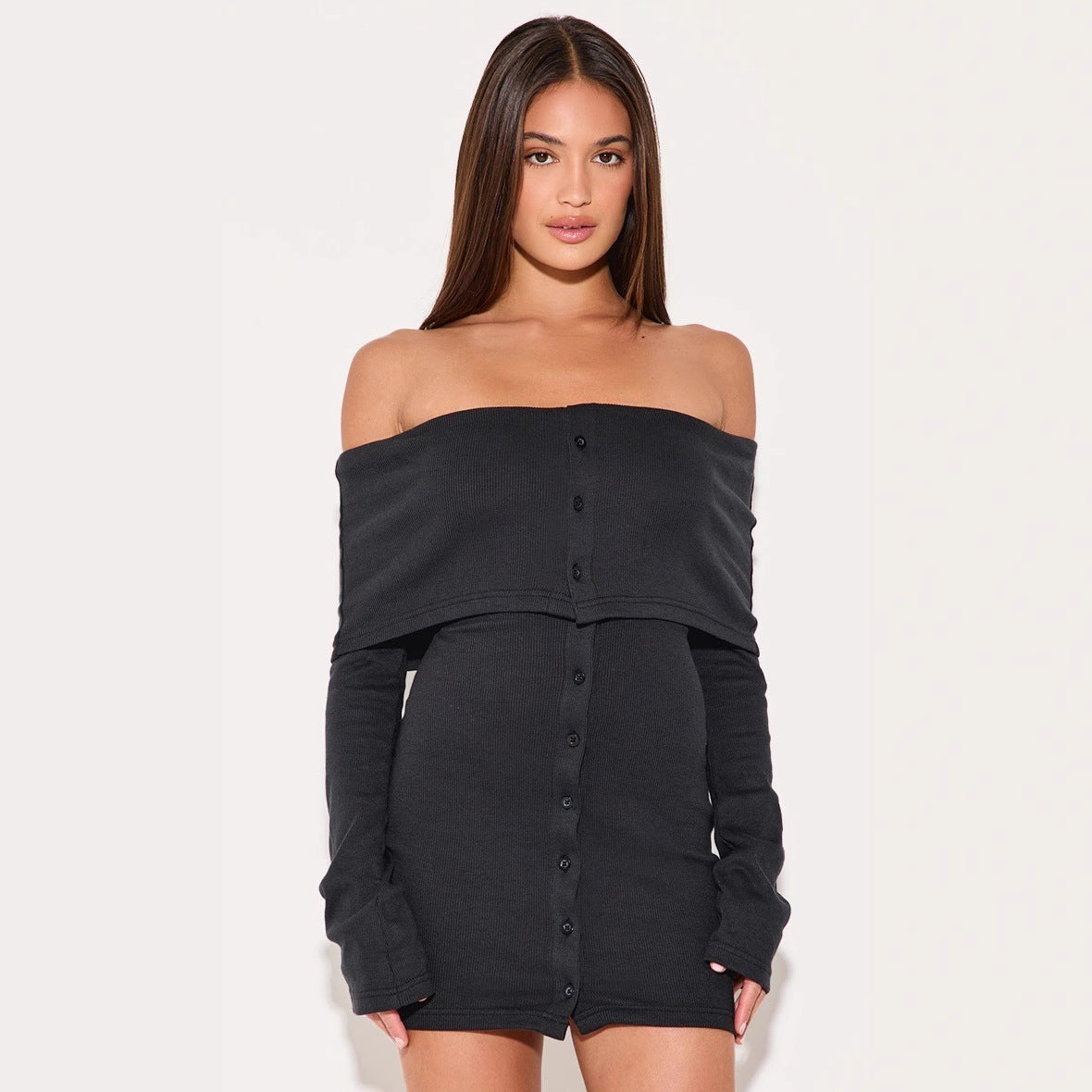 Kjole til dame – Smal passform – Ribbestrikket – Off-shoulder – Minilengde – Lange ermer
