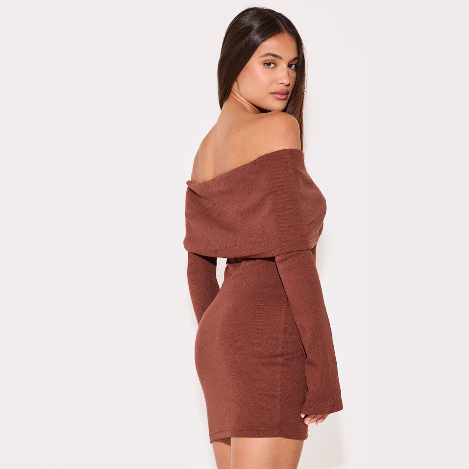 Kjole til dame – Smal passform – Ribbestrikket – Off-shoulder – Minilengde – Lange ermer
