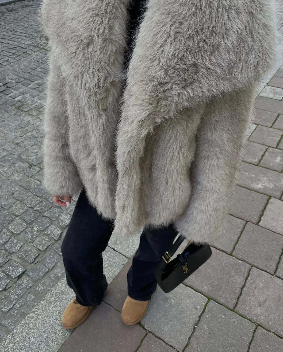 Dam Fuskpälsjacka – Kort Längd – Voluminös Textur – Bred Krage – Elegant Passform