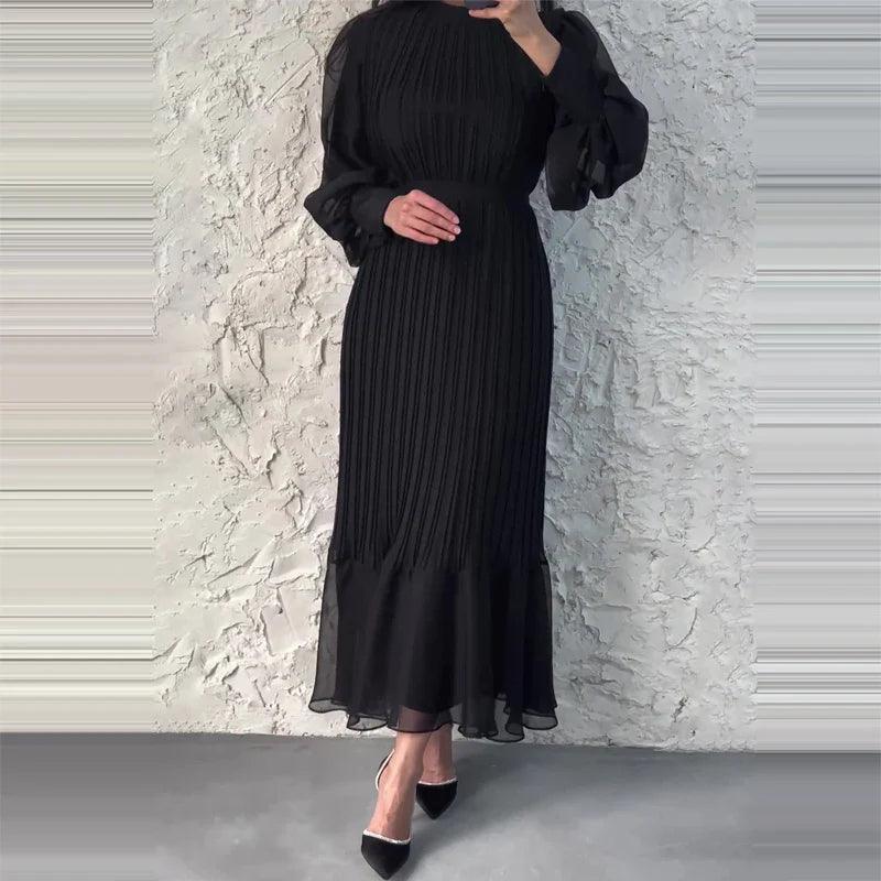 Klänning för dam - Lång plisserad design - Hög hals och långa ärmar - Elegant snitt