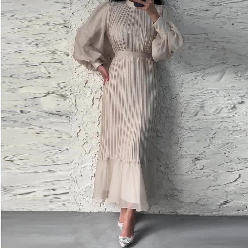 Klänning för dam - Lång plisserad design - Hög hals och långa ärmar - Elegant snitt