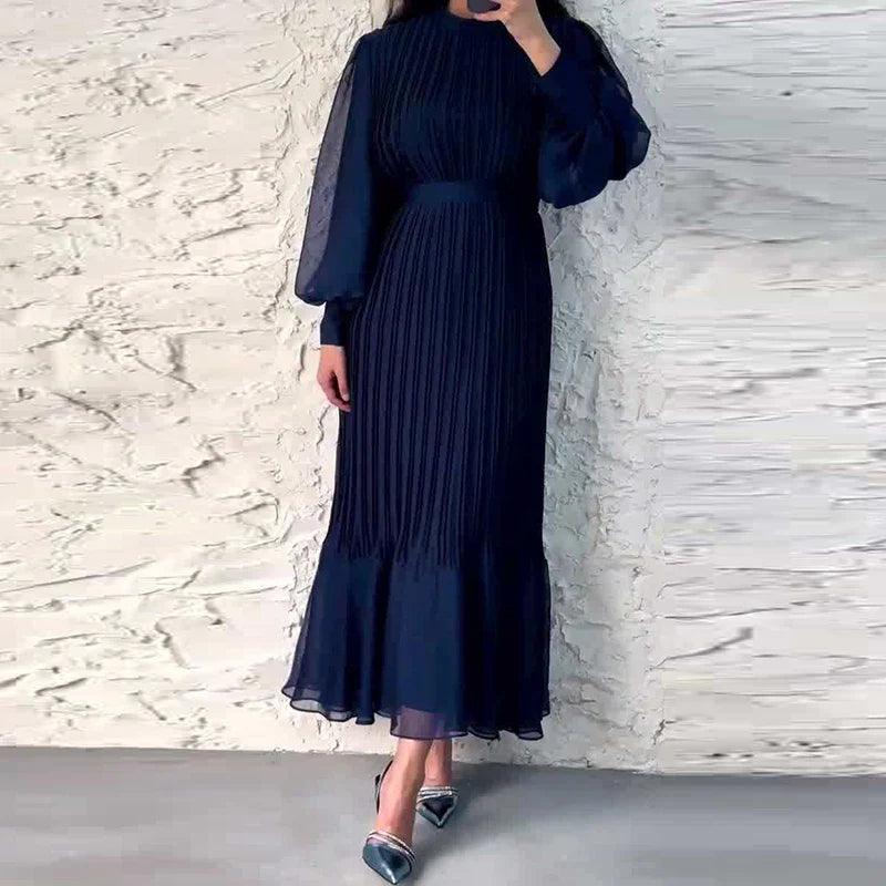 Klänning för dam - Lång plisserad design - Hög hals och långa ärmar - Elegant snitt