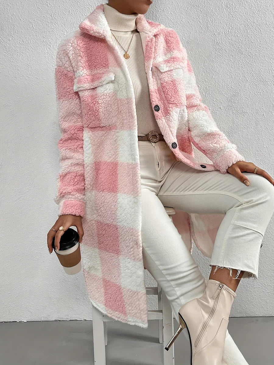 Damkappa – Oversized passform – Rutigt mönster – Mjuk teddytextur – Mellanlång