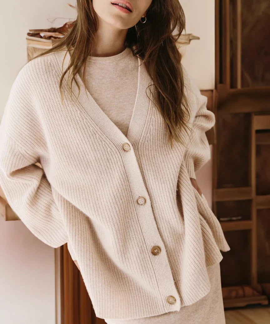 Dam Cardigan – Ribbstickad – Oversized Passform – Knappar – V-ringning – Droppaxel