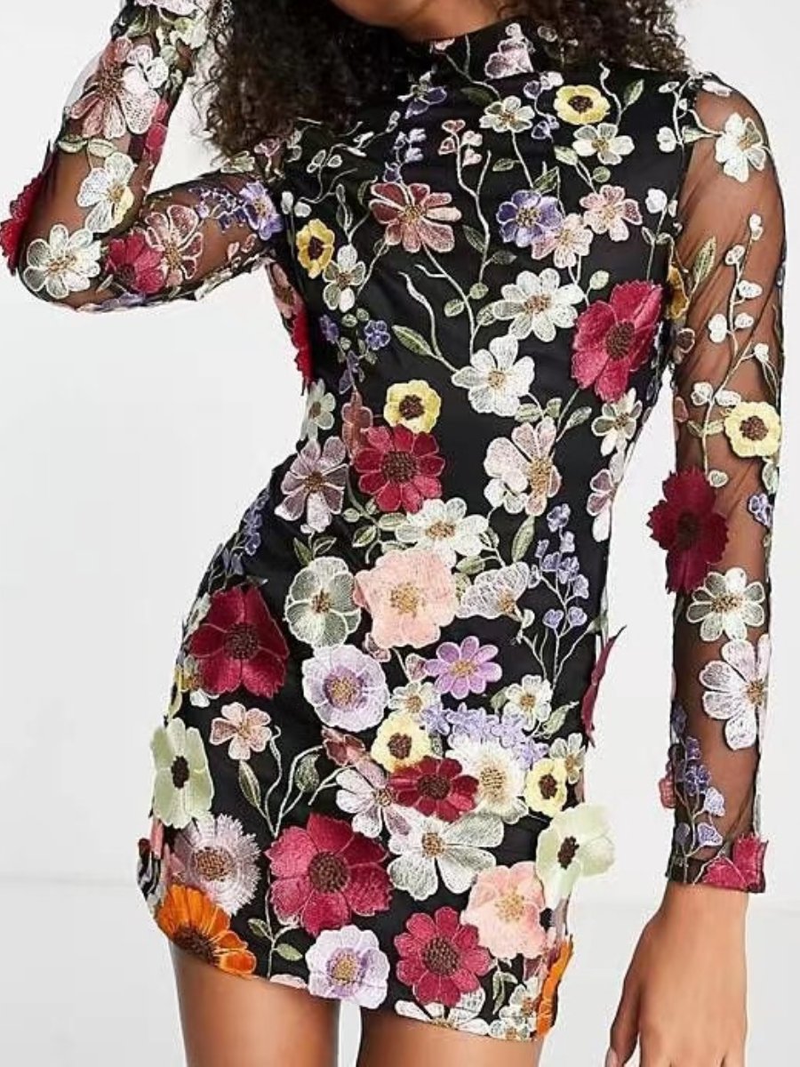 Klänning för Dam - Elegant Broderad Design - Långärmad med Hög Krage - Lätt och Delikat