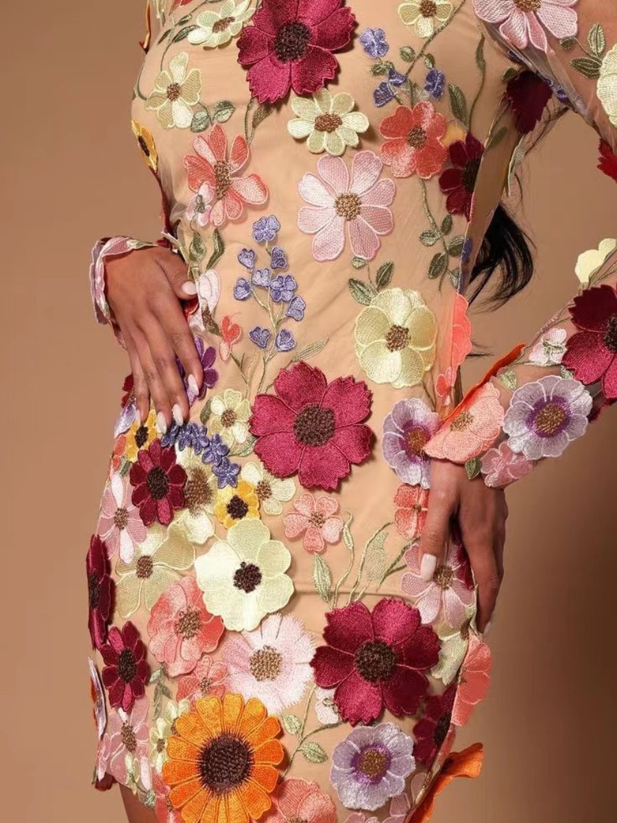 Klänning för Dam - Elegant Broderad Design - Långärmad med Hög Krage - Lätt och Delikat