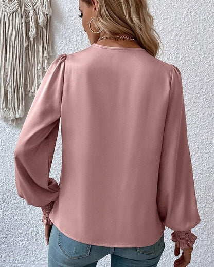 Dam Blus - Elegant Snitt - Djup V-ringning - Långa Puffärmar - Smockdetaljer