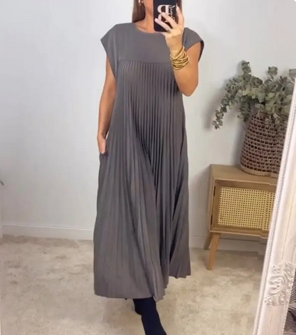 Kjole til dame - Lang plissert maxi - Ermeløs med rund hals - Elegant og luftig