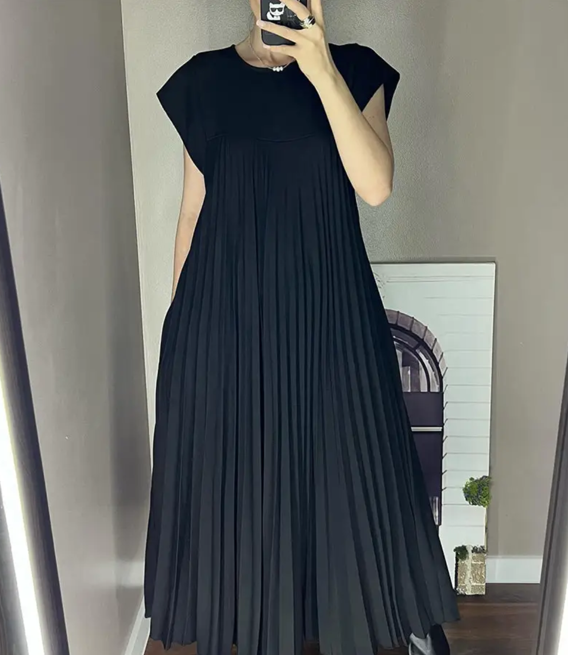 Kjole til dame - Lang plissert maxi - Ermeløs med rund hals - Elegant og luftig