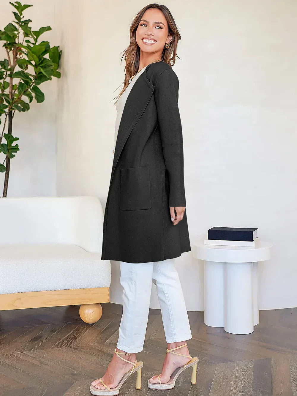 Damekåpe – Avslappet passform – Knelengde – Bred krage – Minimalistisk stil