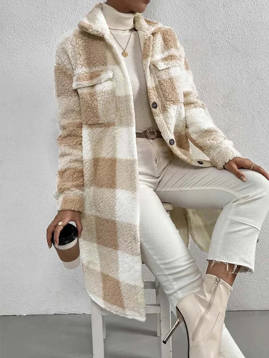 Damkappa – Oversized passform – Rutigt mönster – Mjuk teddytextur – Mellanlång