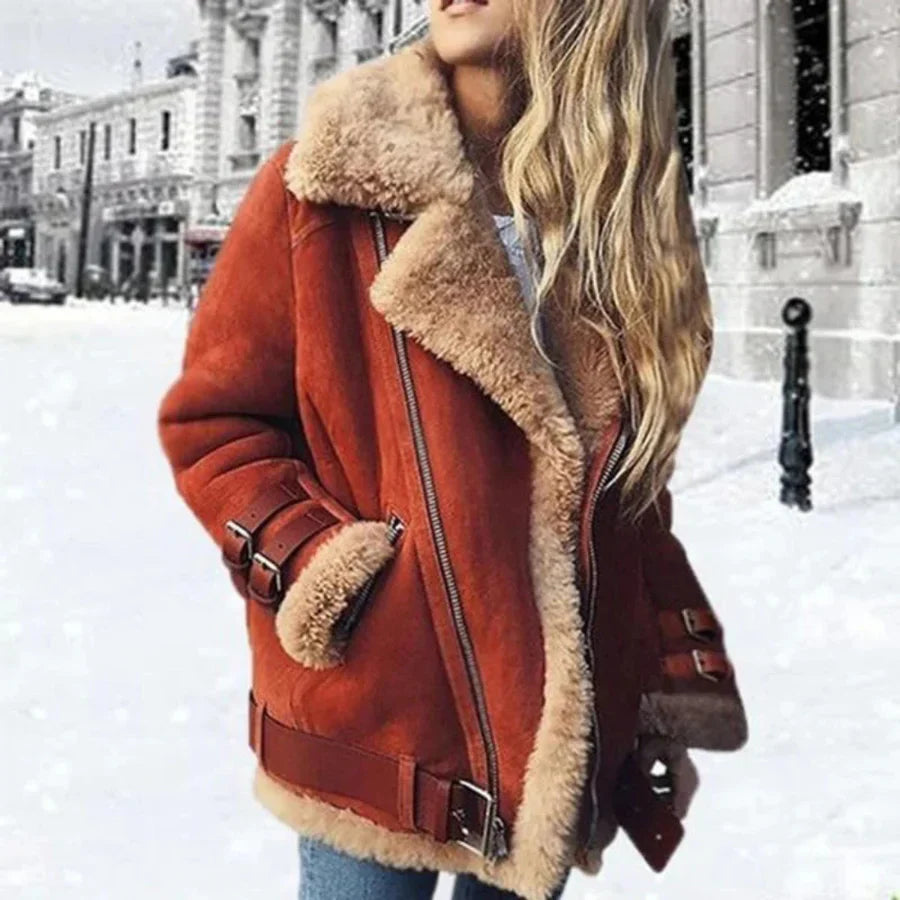 Damjacka – Oversized passform – Mockalook – Fodrad med sherpa – Sned dragkedja – Bälteskanter