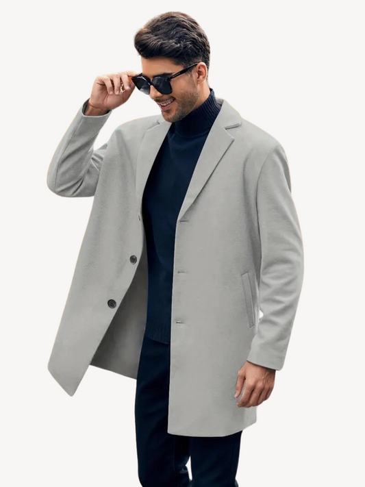 Herre trenchcoat – skreddersydd passform – ullfølelse – midtlengde – notch-slag – 3-knapps lukking