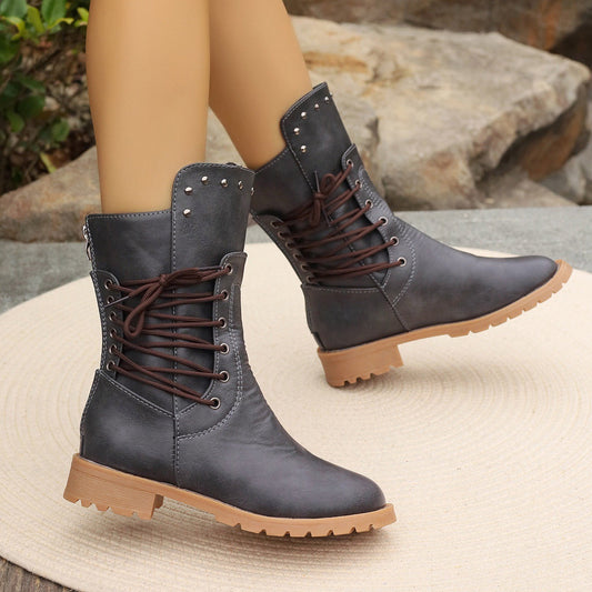 Damboots i mellanhög modell – Snörning – Chunky klack – Strukturerad passform – Greppsula