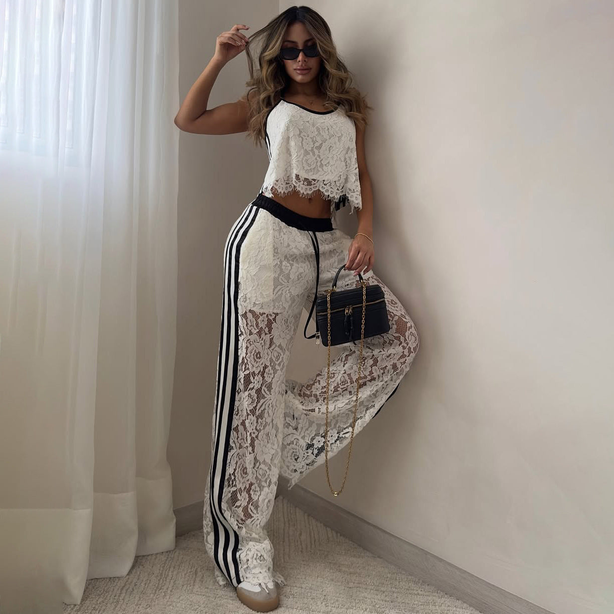 Dam crop top – Spets – Lös passform – Skulpterad kant – Andningsbart design