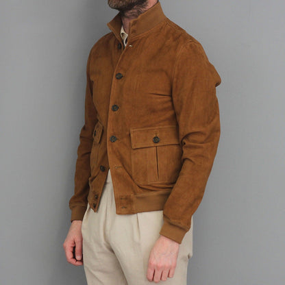 Herrjacka i mockaskinn – Slim Fit – Ståkrage – Knappfront – Ribbstickade manschetter