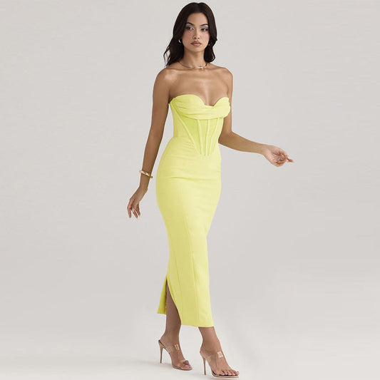 Kjole til dame – Stroppeløs bodycon – Smal passform – Boned overdel – Midi med splitt