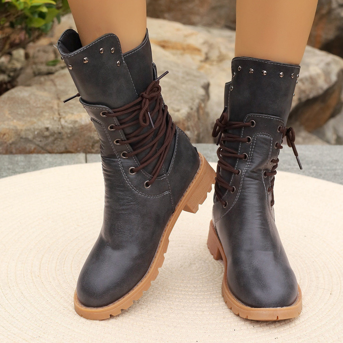 Damboots i mellanhög modell – Snörning – Chunky klack – Strukturerad passform – Greppsula