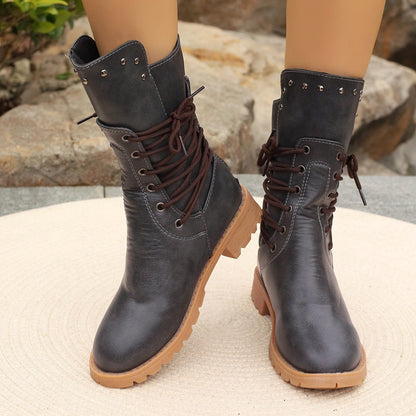 Damboots i mellanhög modell – Snörning – Chunky klack – Strukturerad passform – Greppsula