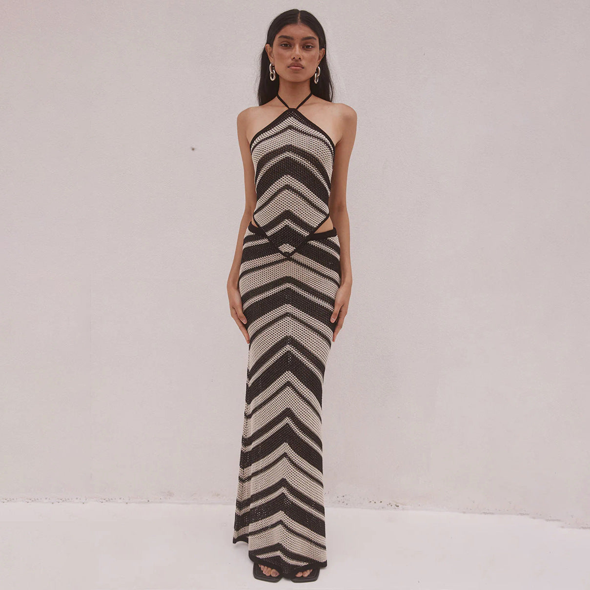 Klänning dam – Stickat material – Bodycon passform – Halterneck – Geometrisk midi