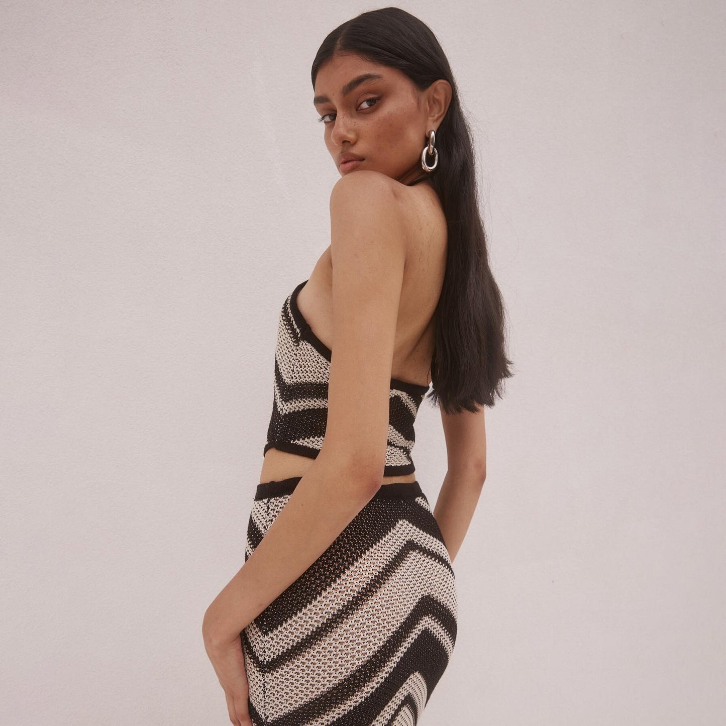 Klänning dam – Stickat material – Bodycon passform – Halterneck – Geometrisk midi