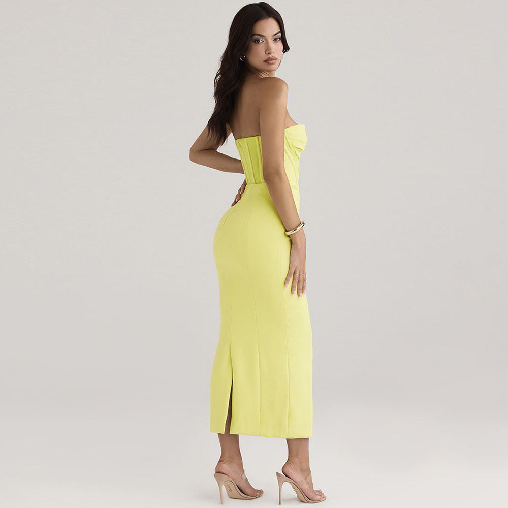 Kjole til dame – Stroppeløs bodycon – Smal passform – Boned overdel – Midi med splitt