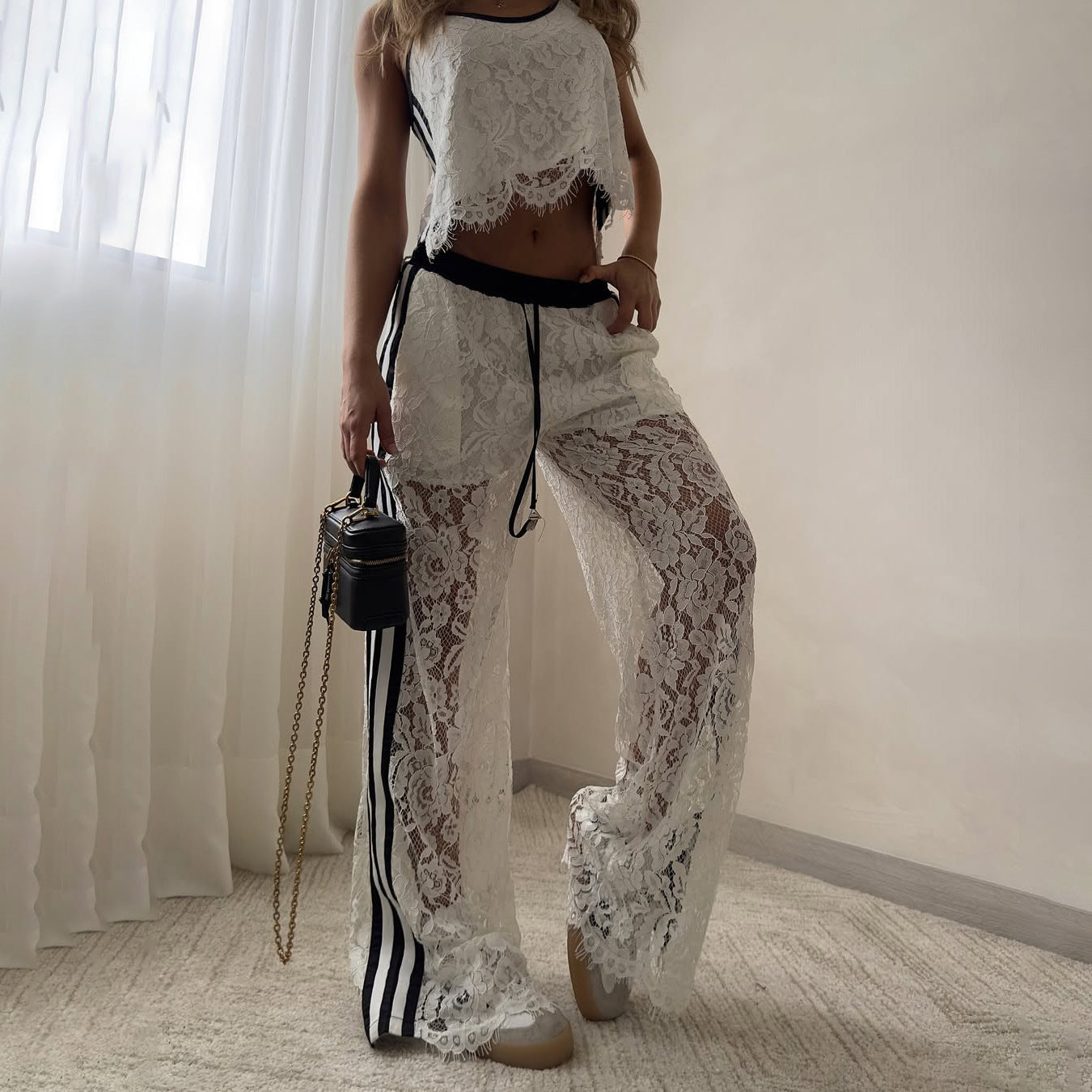 Dam crop top – Spets – Lös passform – Skulpterad kant – Andningsbart design