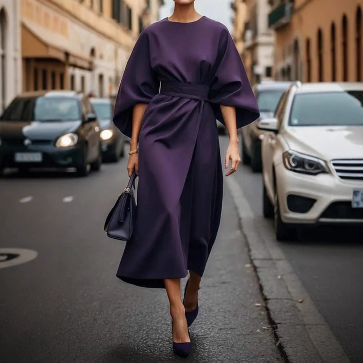 Klänning för dam – Helfodrad satin – Draperad passform – Fladdermusärmar – Lång modell