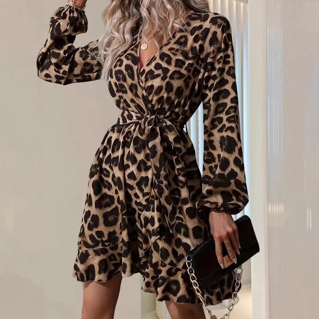 Klänning dam midi – omlottmodell – lätt chiffong – V-ringning – ballongärmar – leopardmönster
