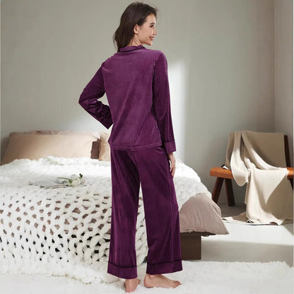 Dambyxa Pyjamas Set – Mjukt Velourtyg – V-ringad Skjorttopp – Vida Byxor med Resår