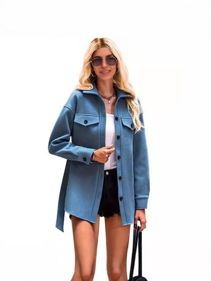Dam Kappa – Ull – Oversized Passform – Kort Längd – Kavajslag – Knappar