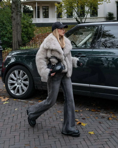 Dam Fuskpälsjacka – Kort Längd – Voluminös Textur – Bred Krage – Elegant Passform