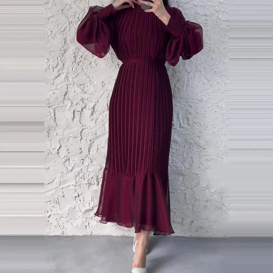 Klänning för dam - Lång plisserad design - Hög hals och långa ärmar - Elegant snitt