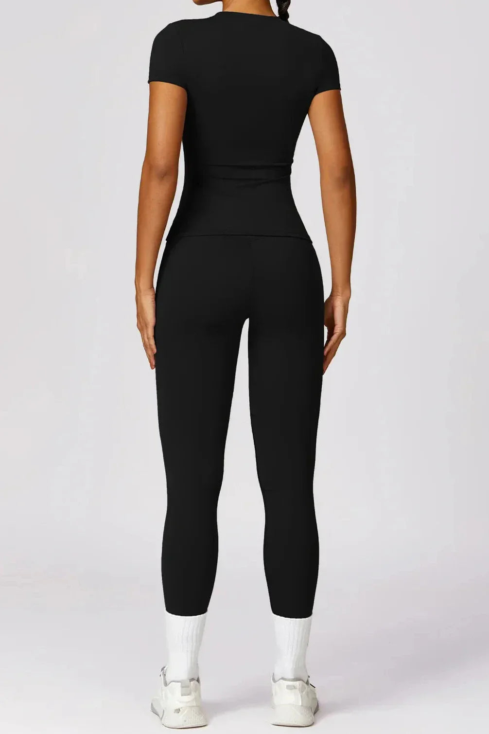 Dam Träningsset – Figurnära T-shirt och Högmidjade Leggings – Andningsbar och Elastisk