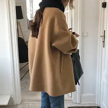 Kåpe for kvinner – Ullblanding – Oversized passform – Klassisk krage – Knappelukking