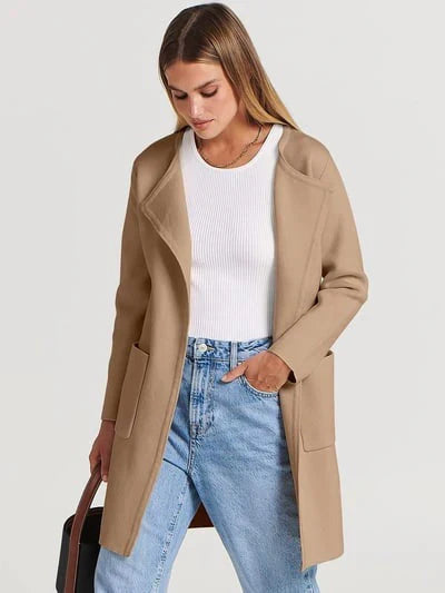 Damekåpe – Avslappet passform – Knelengde – Bred krage – Minimalistisk stil