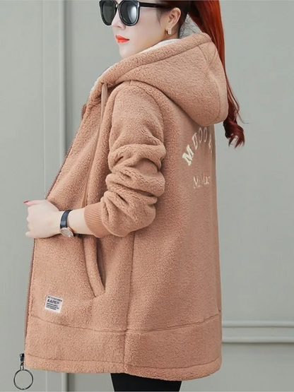 Damkappa – Mellanlång – Fleece – Lös passform – Huva med dragkedja och muddar