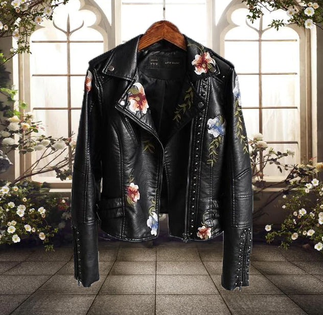Dam bikerjacka – Skinn – Figursydd passform – Broderad – Nitar – Asymmetrisk dragkedja